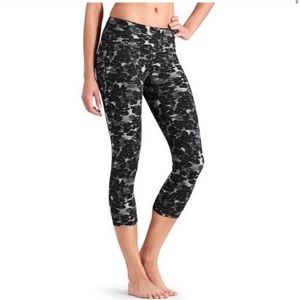 Athleta sz S cheetah chaturanga cropped leggings